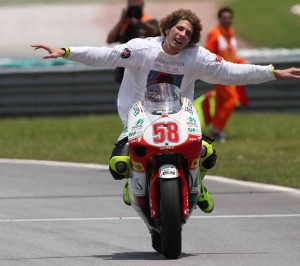 marco-simoncelli-vince-il-mondiale-250-2008_3