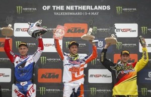 Il podio del GP: Cairoli al centro; Van Horebeek a sinistra e Strijbos a destra