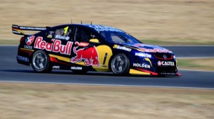 V8-SUPERCAR-2014-IPSWICH-La-HOLDEN-du-Team-RED-BULL-TRIPLE-EIGHT-de-JAMIE-WHINCUP-1ers-des-deux-premieres-courses-600x337