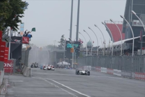 La partenza della gara di Toronto, con pista bagnata