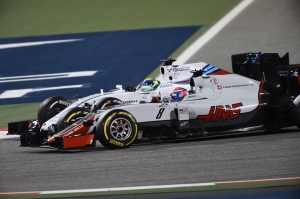 Grosjean in lotta con Massa in curva 1